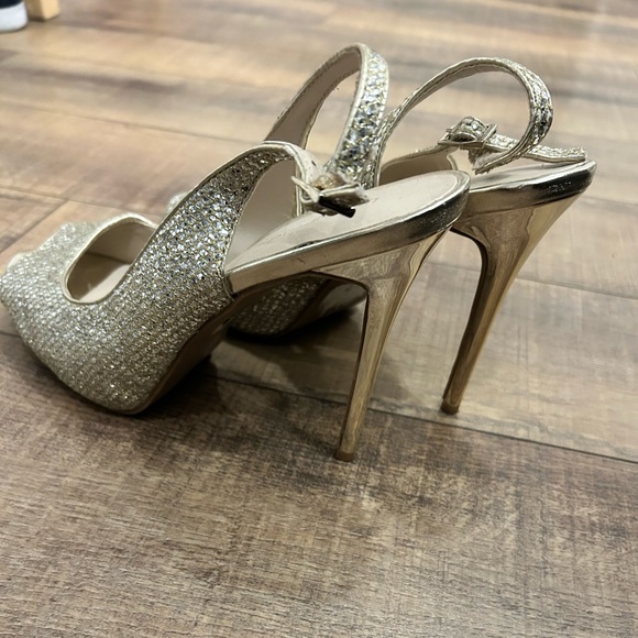 LE CHATEAU GOLD HEELS - Picture 3 of 5